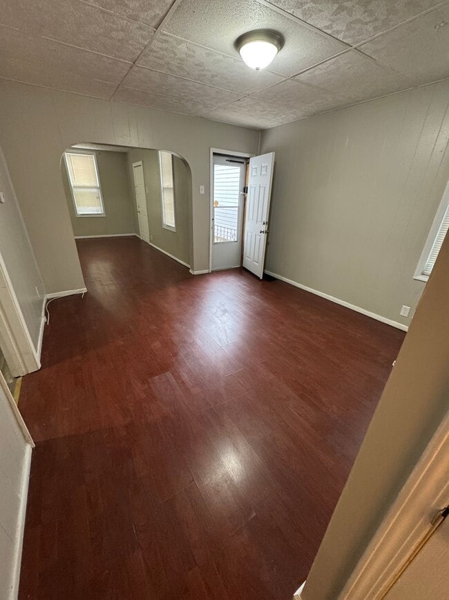 Building Photo - Spacious 1 Bedroom House Near Highway 55