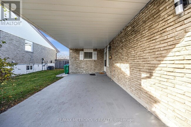 Building Photo - 501 Daralea Heights