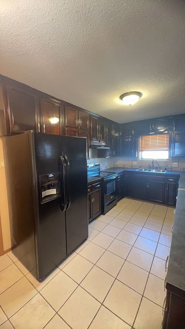 Building Photo - Pet Friendly property!