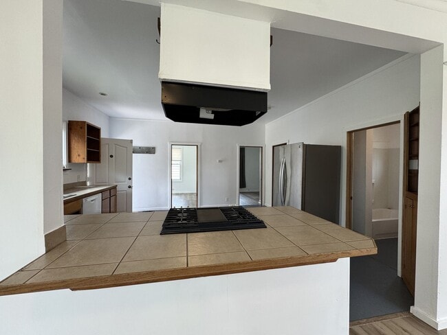Building Photo - 2 BD 1 BA home with easy transit