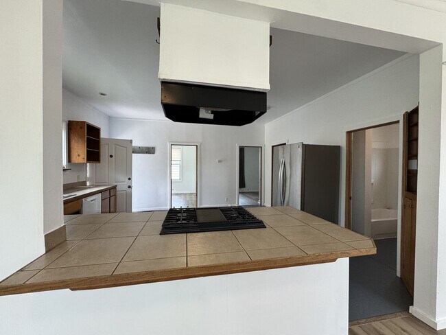 Foto del edificio - 2 BD 1 BA home with easy transit