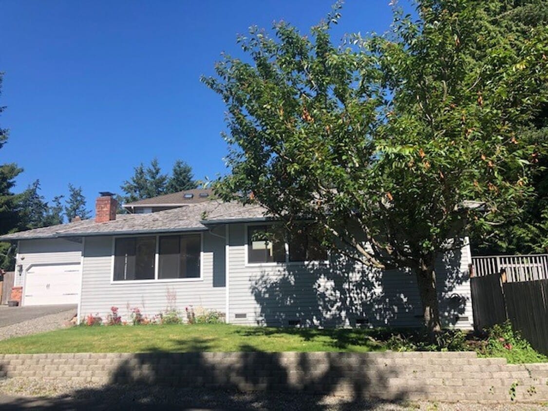 Foto principal - Beautiful 3 Bedroom 2 Bath Home in Mukilteo!