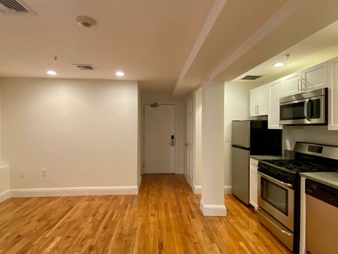 Foto principal - Nicely renovated 2 bed 1.5 bath in a prime...