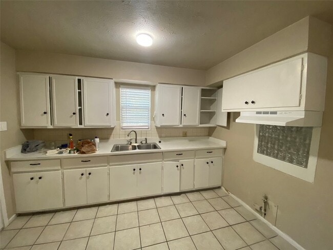 Photo - 1412 Oakwood Dr House