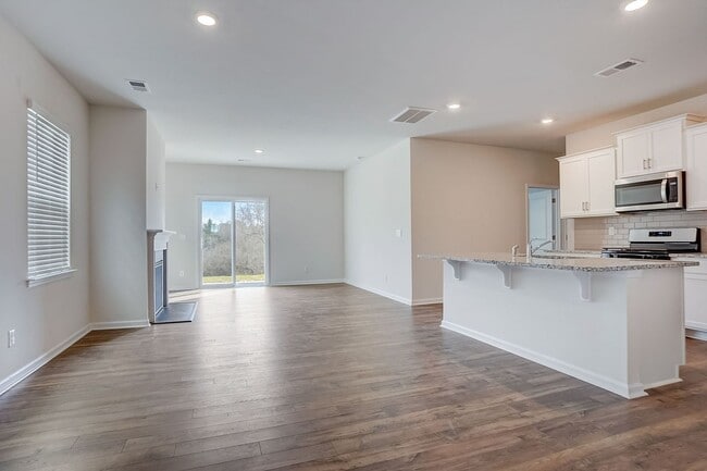 Foto del edificio - Modern 5-Bedroom Home Near Troutman – Show...