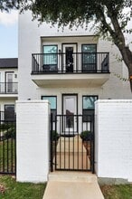 Building Photo - 703 W Abram St