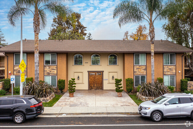 Entrance - El Matador Apartments