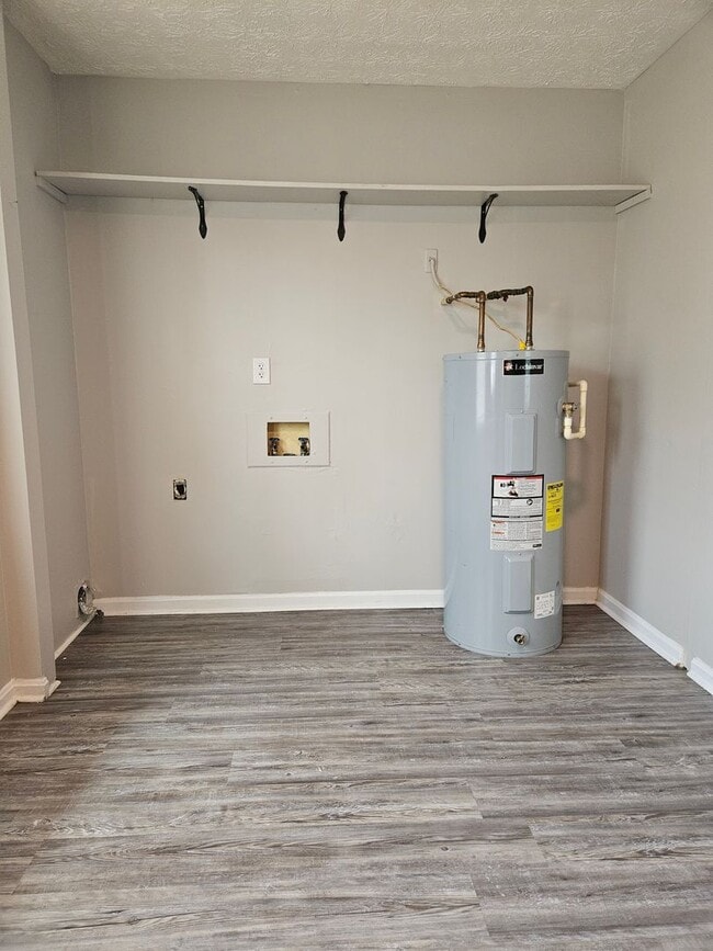 Building Photo - 2 Bed 1 Bath Duplex