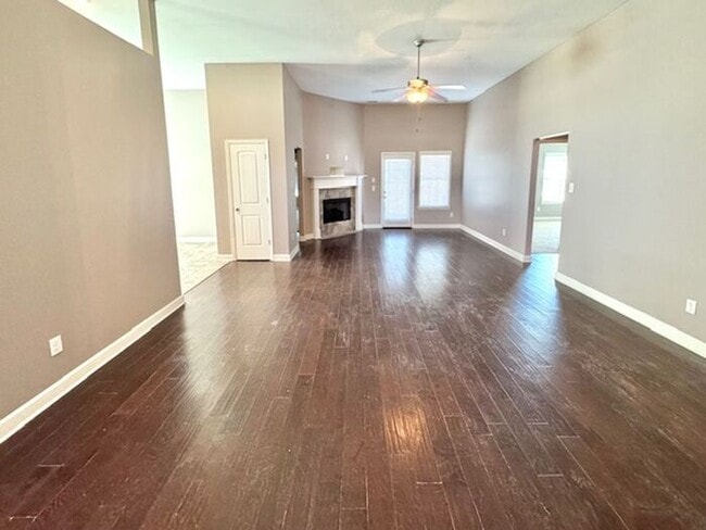 Foto del edificio - Now Leasing A Spacious 4 Bedroom 2 Bath Ho...