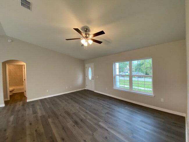 Building Photo - Custom Home - Desirable SE Ocala Neighborh...