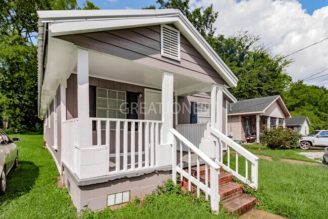 Building Photo - NOW OFFERING 1/2 MONTH FREE IF LEASE SIGNE...