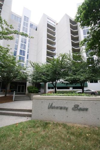 Building Photo - 900 19th Ave S