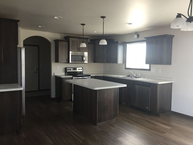 Building Photo - 1206 Commander Dr W
