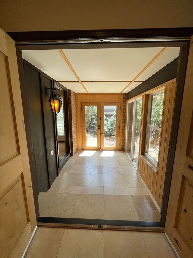 Building Photo - $500 off 1st Month, Spacious Boulder Locat...