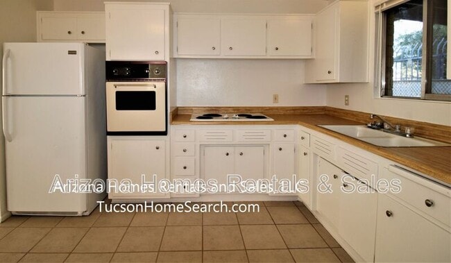 Building Photo - 3535 N Country Club Rd