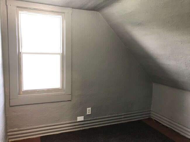 Building Photo - 3 BED 1 BATH SINGLE FAMILY HOME IN THE CLA...