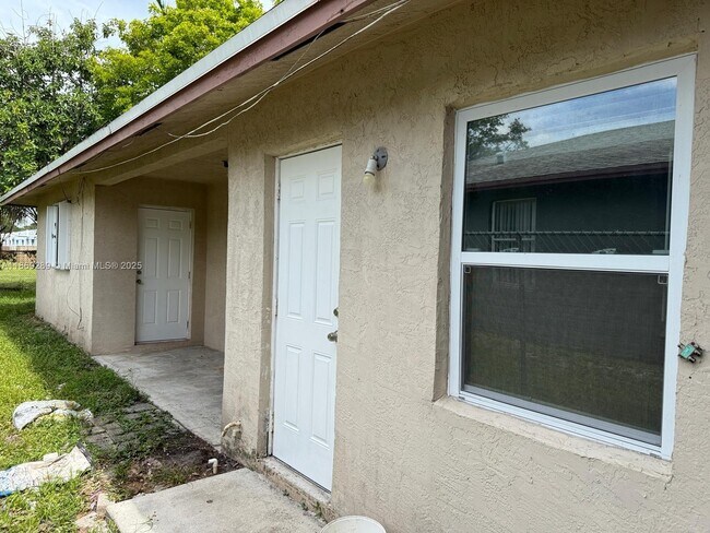 Building Photo - 1592 NW 7th Terrace