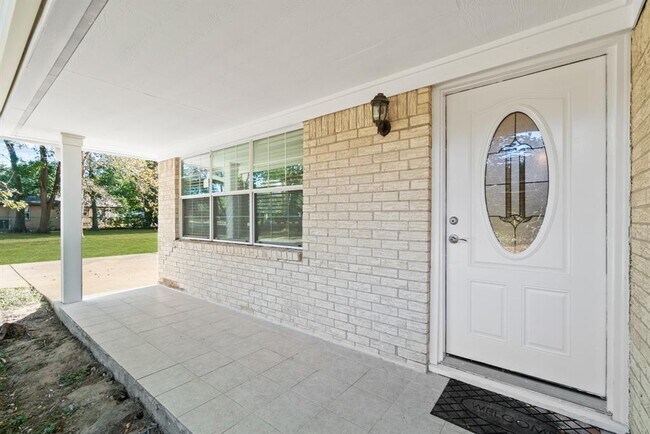 Building Photo - 25223 Lakeview Rd