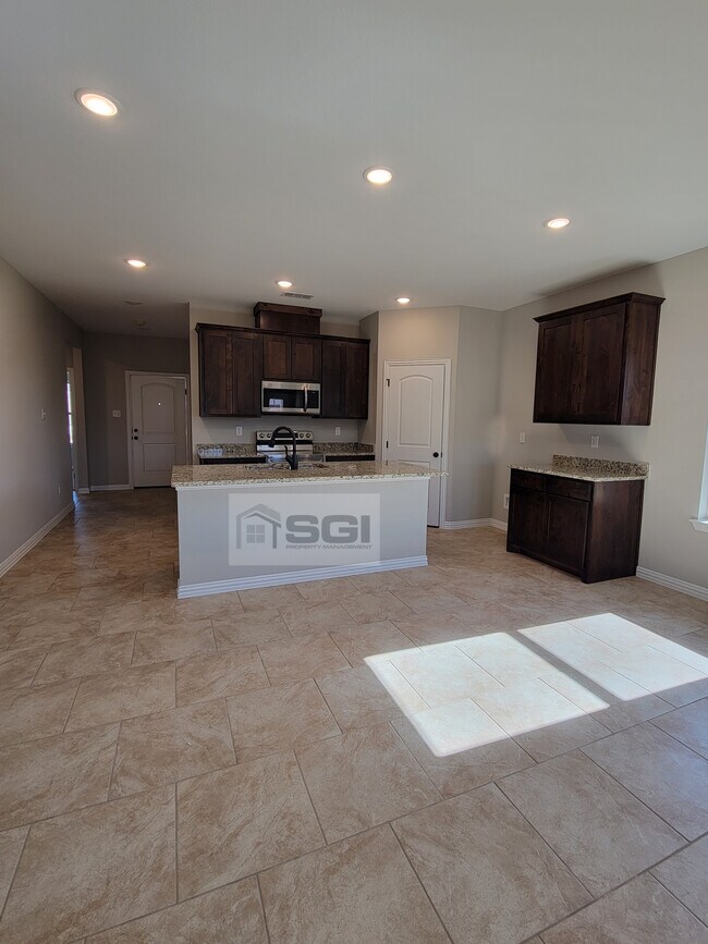 Building Photo - 129 Canales Cir