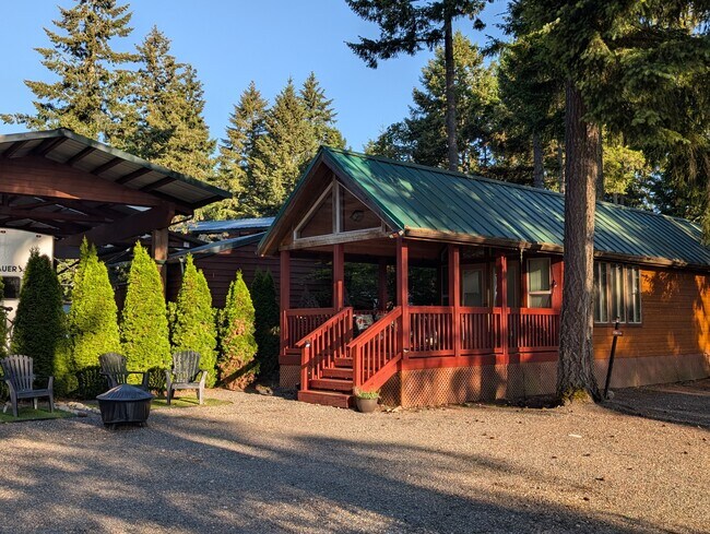 Foto del edificio - Private 1 bed/1 bath Cabin in gated resort with view of Rainier