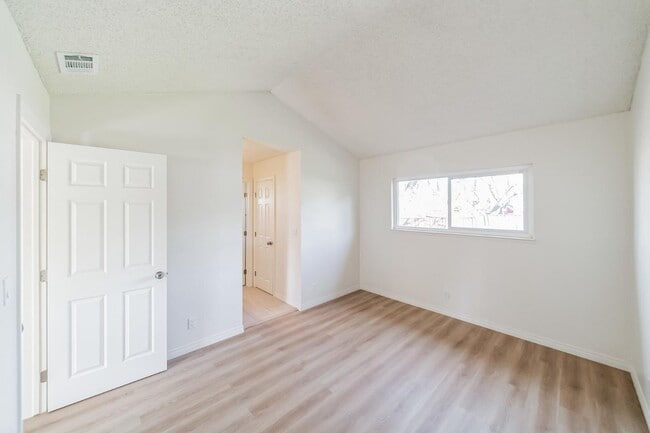 Building Photo - 1705 View Dr