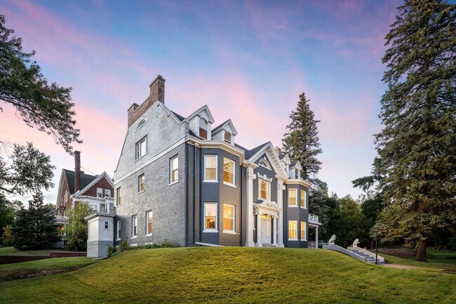 Foto del edificio - Beautiful 2 Bedroom/2 Bathroom First Floor Apartment in East Duluth Mansion - AVAILABLE JUNE!