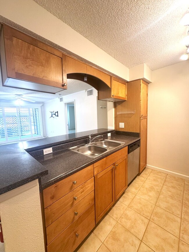 Building Photo - Beautiful Condo in the Fountains near beaches