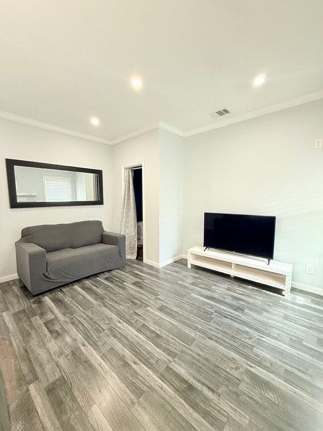 Building Photo - 941-941 Bayonne St