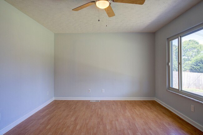 Foto del edificio - Very nice 4 bed 3 and a half bath home close to Boone Lake