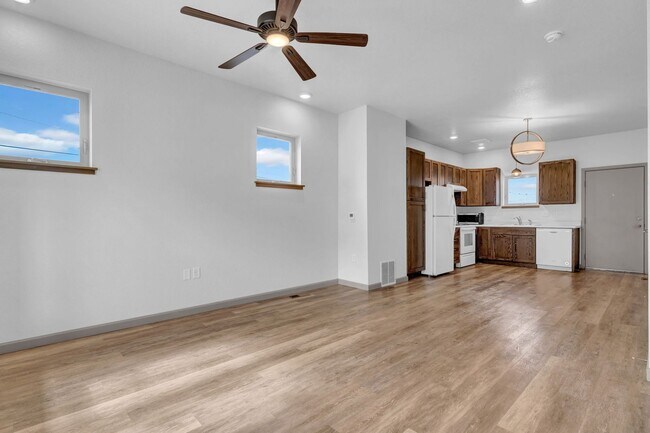 Foto del edificio - Townhome 3Bed 2Bath - Long Realty and Property Reality