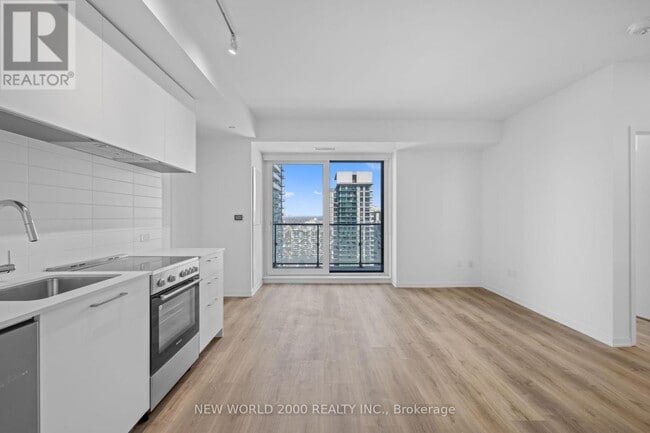 Building Photo - 101-3101 Roehampton Ave