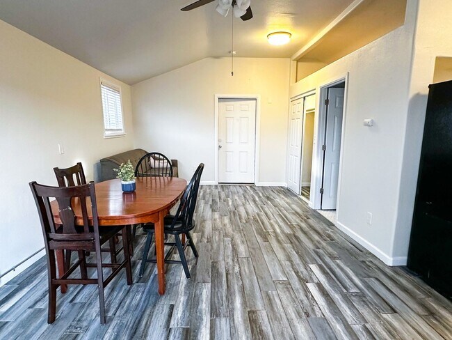 Foto del edificio - Charming 2BR House in Lakewood