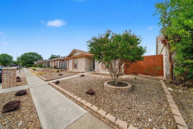 Foto del edificio - Charming 3-bed, 2-bath home in Universal C...
