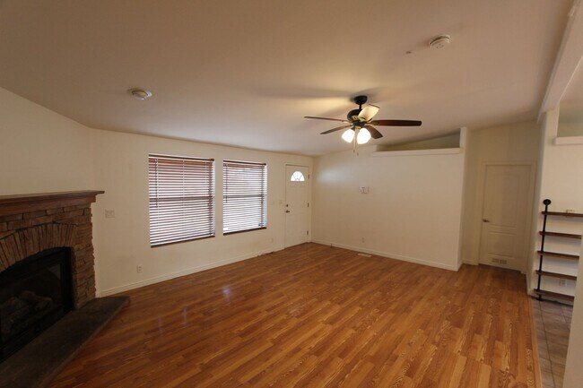 Foto del edificio - * LEASE PENDING Move-in ready Home in Railroad Springs