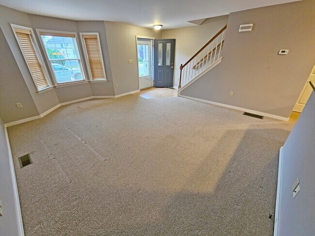 Building Photo - 638 Chickadee Dr