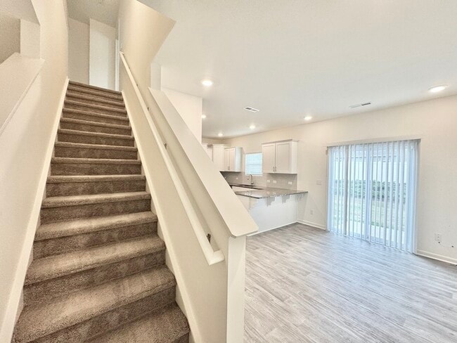 Building Photo - 3 br 2.5 ba townhome with 1 car garage Rea...