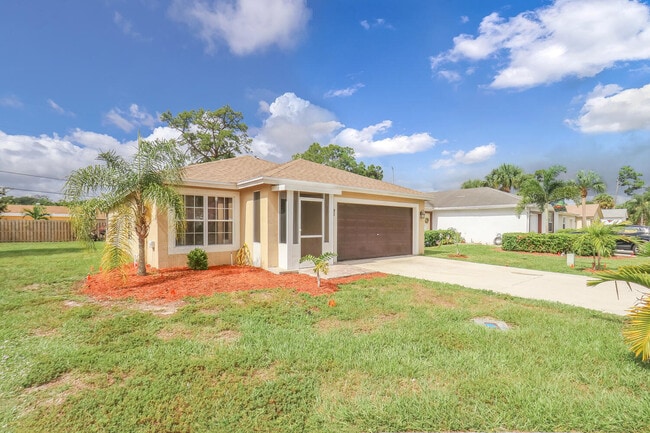 Building Photo - 5472 Club Cir
