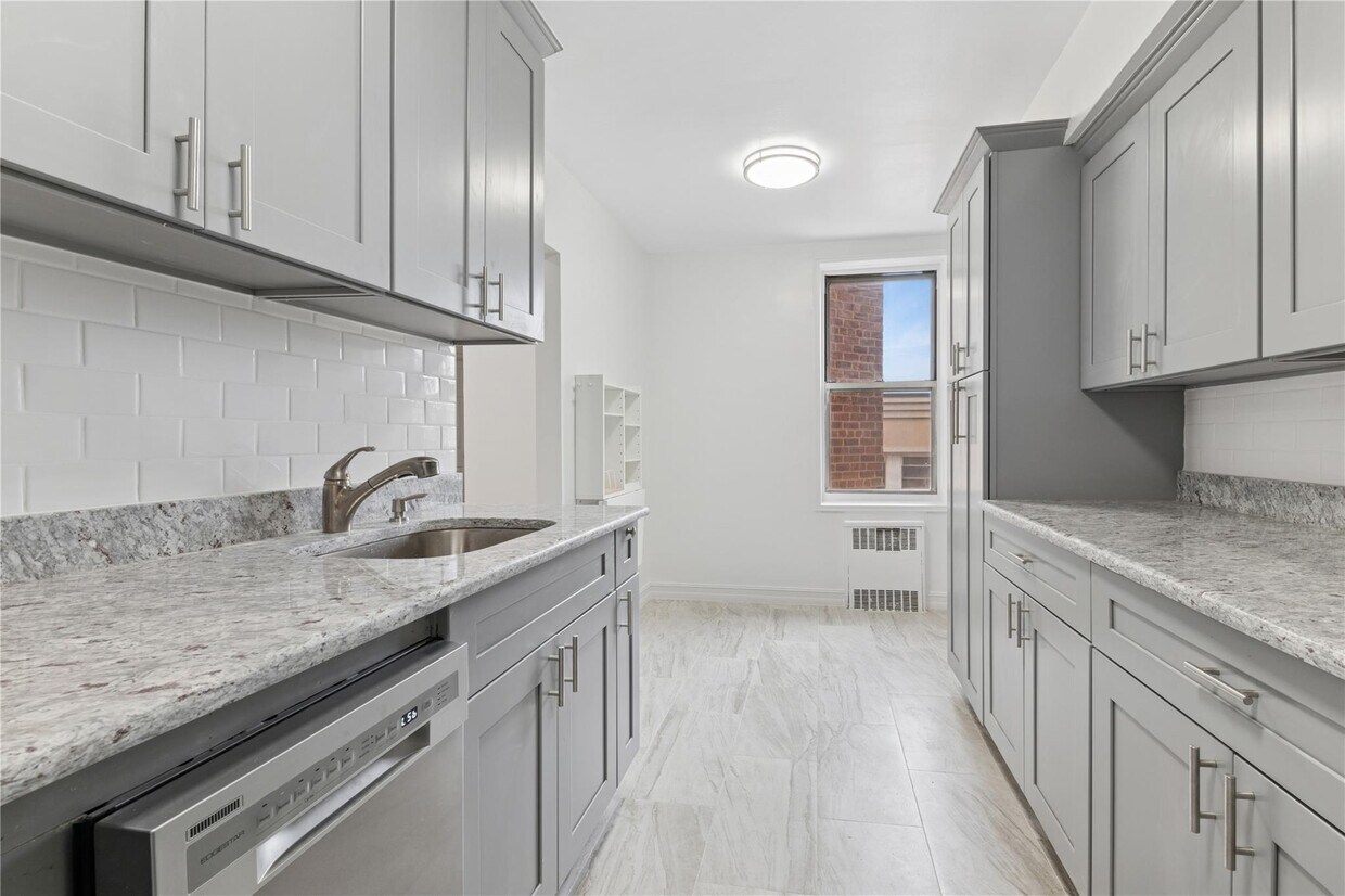 Foto principal - 67-30 Clyde St