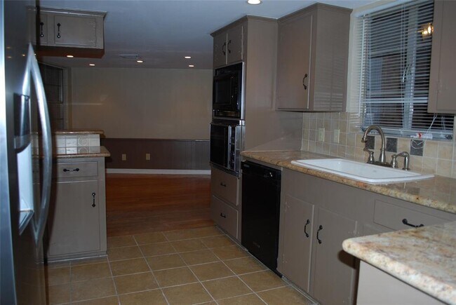Building Photo - 1702 Maux Dr