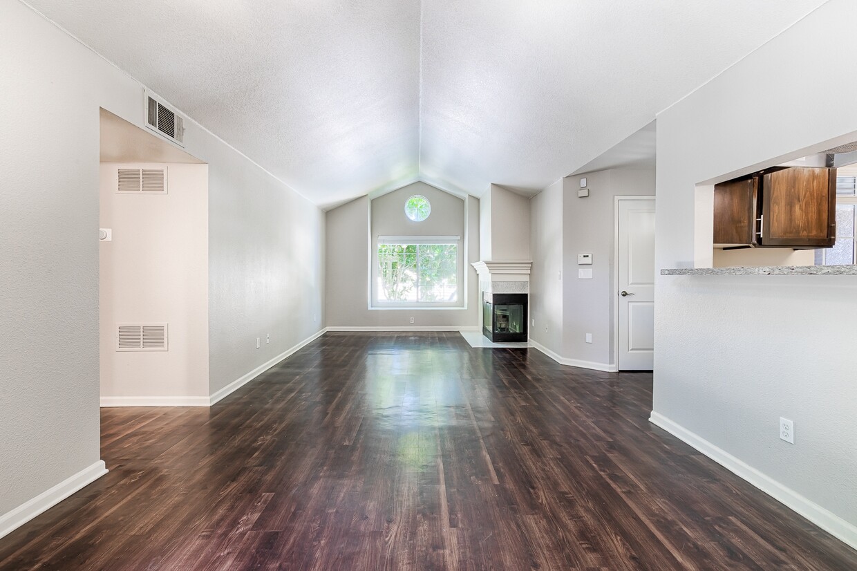 Foto principal - Larkspur Woods Apartment Homes