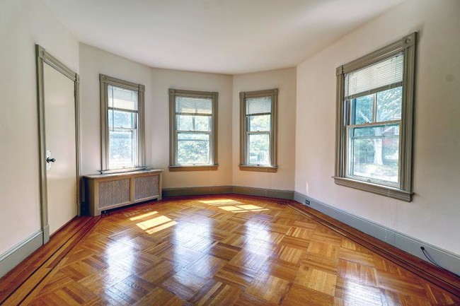 Building Photo - 132 Larch St