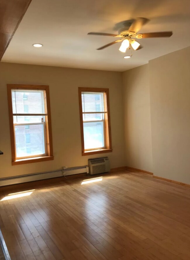 Building Photo - 1162 N La Salle Dr