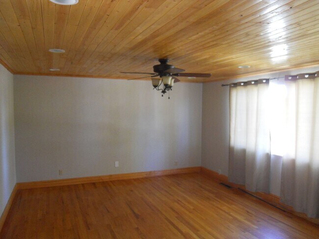Foto del edificio - ALL PROSPECTIVE TENANTS MUST SUBMIT A $58 NON-REFUNDABLE APPLICATION FEE PER APPLICANT ONLINE AND...