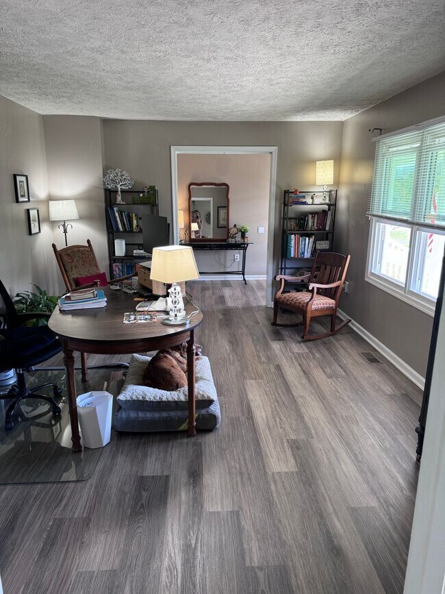 Building Photo - 3 Bed/3 Bath.  Pet Friendly.  Master on Main