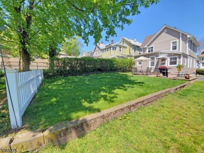 Building Photo - 80 Lindsley Ave
