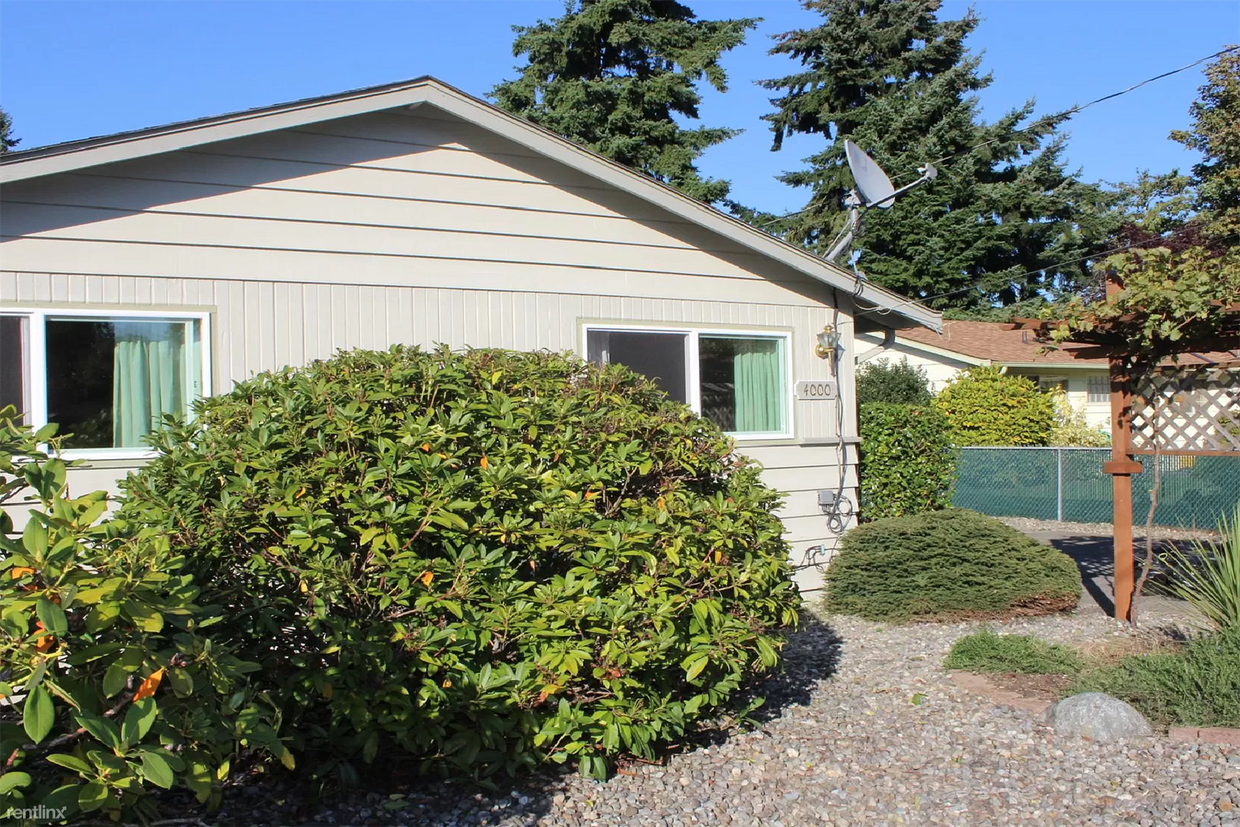 Building Photo - 3 br, 1 bath House - 4000 NE 7th St