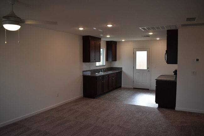 Building Photo - 407 Yandris Ct