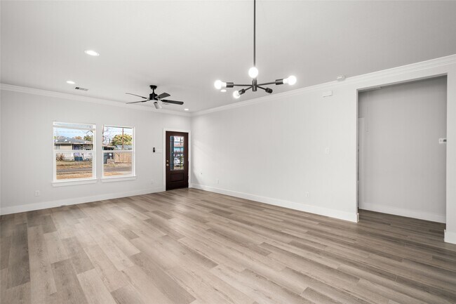 Foto del edificio - 8056 Meadowbrook Dr
