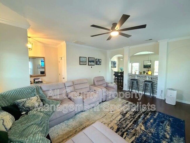 Building Photo - 235 Meadow Springs Dr