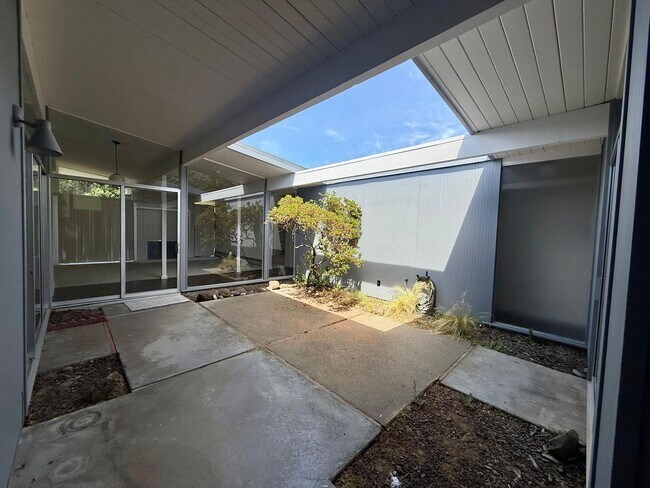 Foto del edificio - BEAUTIFULLY MAINTAINED EICHLER-STYLE HOME IN DESIRABLE LUCAS VALLEY WITH HOA POOL AND TENNIS COURTS